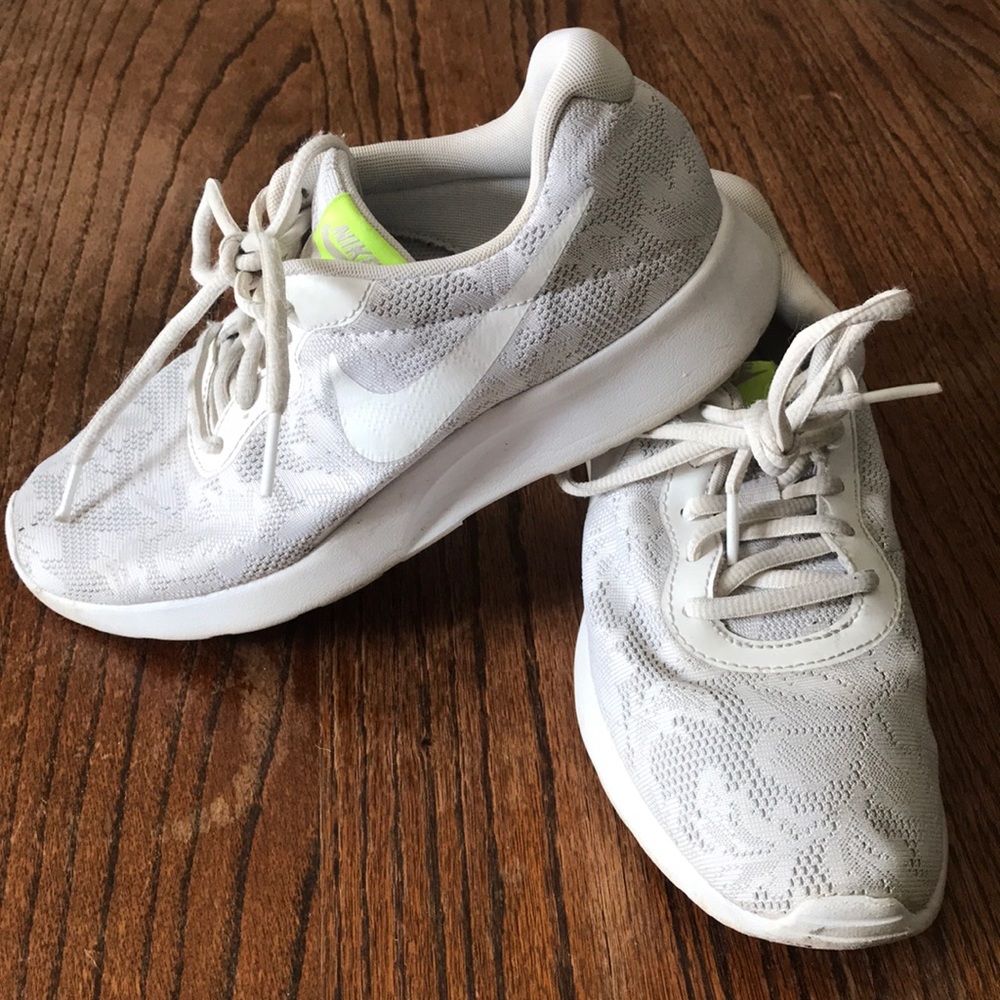 Women’s size 7 Nike white lace shoes